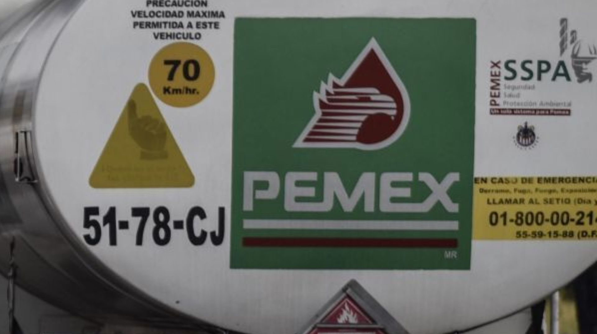 La parte trasera de una pipa de Pemex.